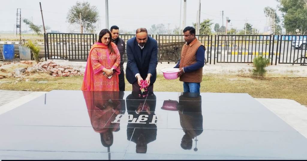 ਡਿਪਟੀ ਕਮਿਸ਼ਨਰ ਗੁਲਪ੍ਰੀਤ ਸਿੰਘ ਔਲਖ ਨੇ ਖਟਕੜ ਕਲਾਂ ਵਿਖੇ ਸ਼ਰਧਾ ਸੁਮਨ ਕੀਤੇ ਅਰਪਿਤ
